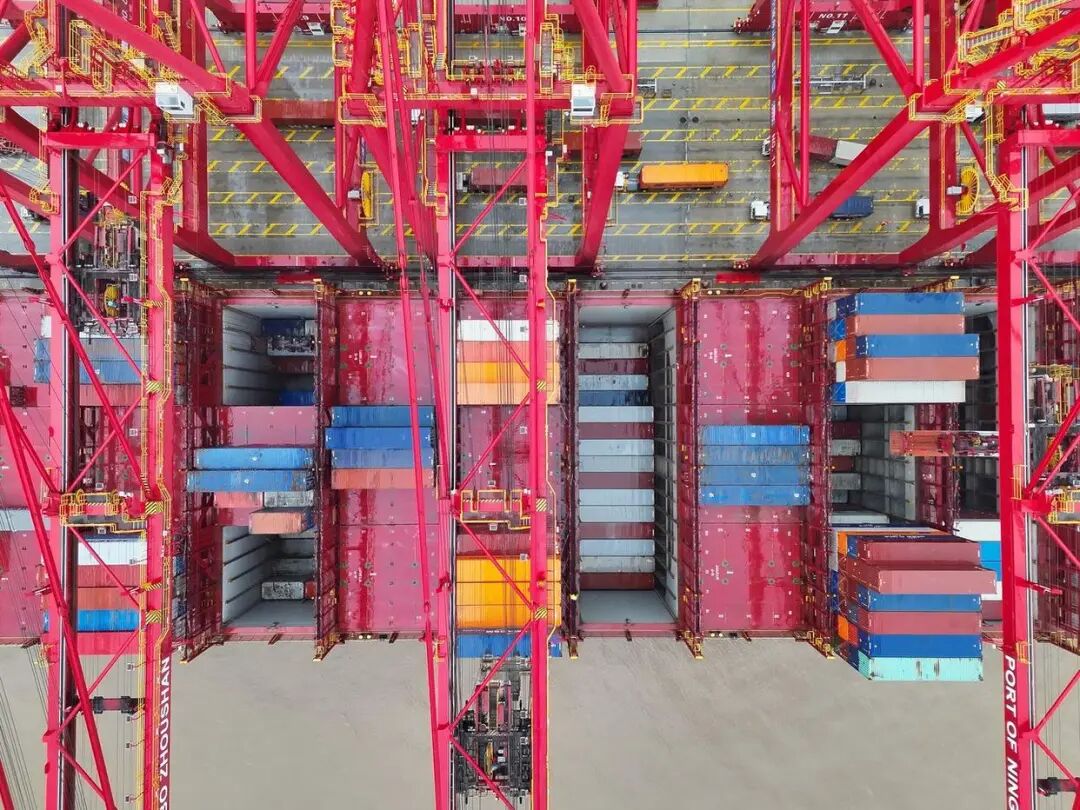 孝感湘潭港迎新年首艘"海上巨无霸"，内贸集装箱海运开启新篇章