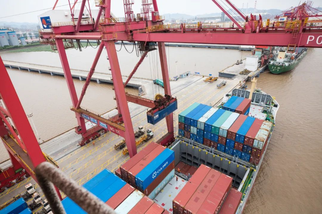 走集装箱海运直航和中转那个更快？