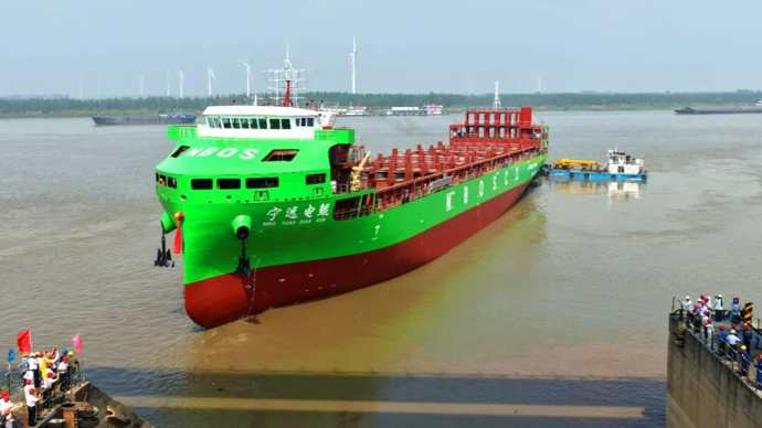 汗青性突破！全球最大万吨级纯电动智能海船，成功下水