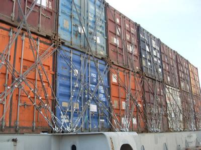 22层楼高的海运集装箱船风浪中高耸不倒是什么原因？