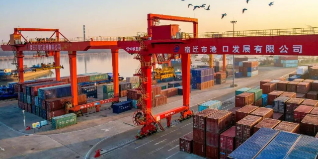 鄂州港持续发展水运集装箱运输