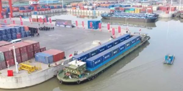 周口港到孝感湘潭港内河集装箱航路开航