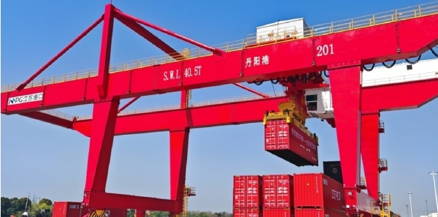 丹阳港宜昌最大的内河集装箱船埠